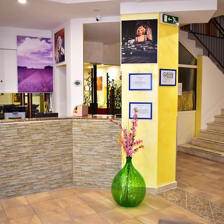 Hotel New Happy Rimini Exteriör bild