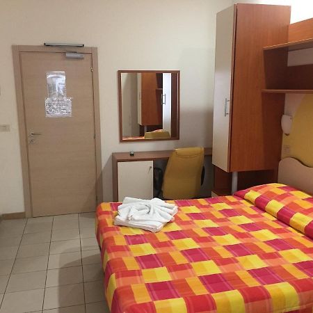 Hotel New Happy Rimini Exteriör bild