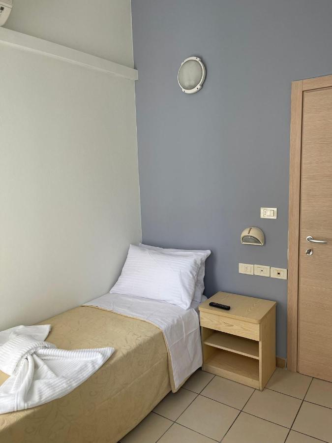 Hotel New Happy Rimini Exteriör bild