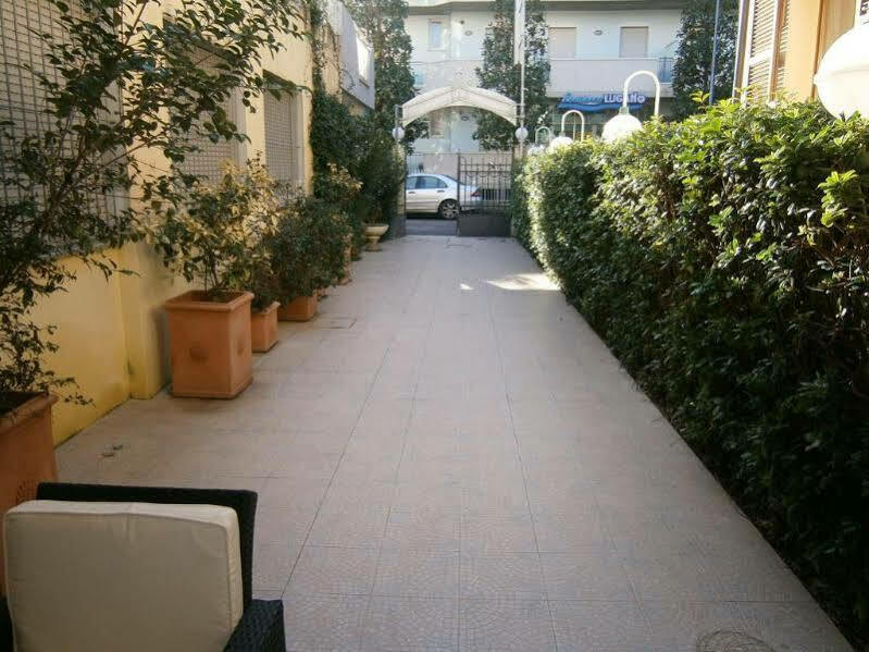 Hotel New Happy Rimini Exteriör bild